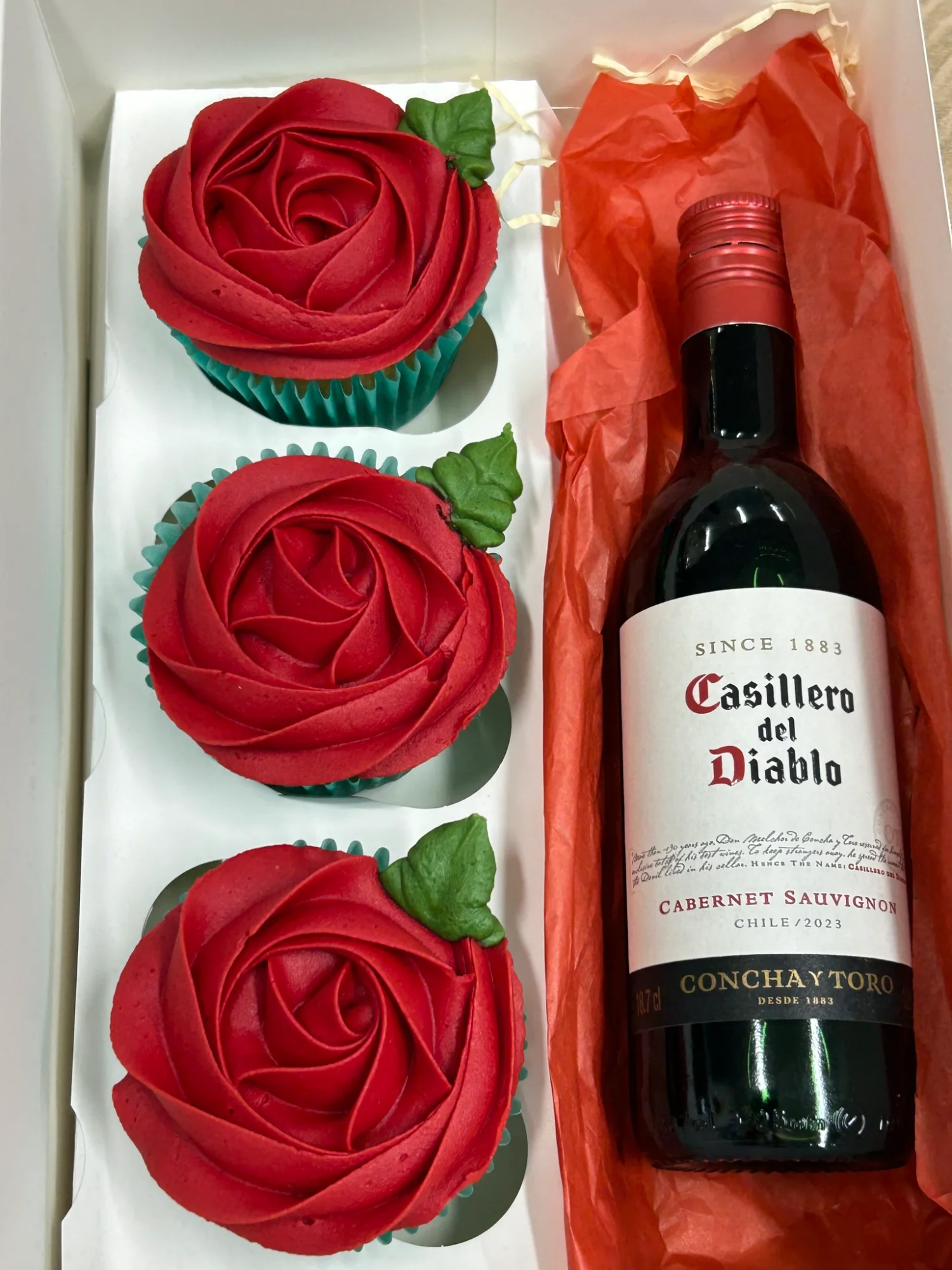 Beautiful rose cupcakes with wine gift box